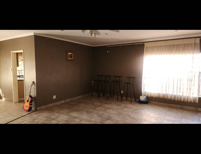 3 BEDROOM HOUSE FOR SALE IN BISLEY